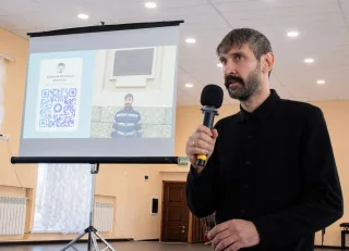 Изображение В стенах Донецкого факультета СПО ДГМА имени С.С. Прокофьева 27 октября прошла творческая встреча с художником Дмитрием Мясниковым «Живут люди».