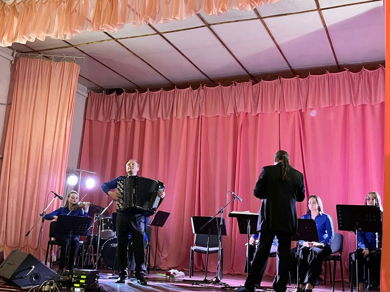 Выступление ансамбля продолжалось 1 час 44. Концерт. Ансамбль. Школьники поют на концерте. Ансамбль Донбасс в Светлановском зале.