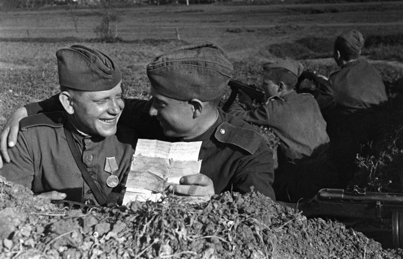 Два бойца 3 го Украинского фронта в окопе читают письмо от родныхjpg