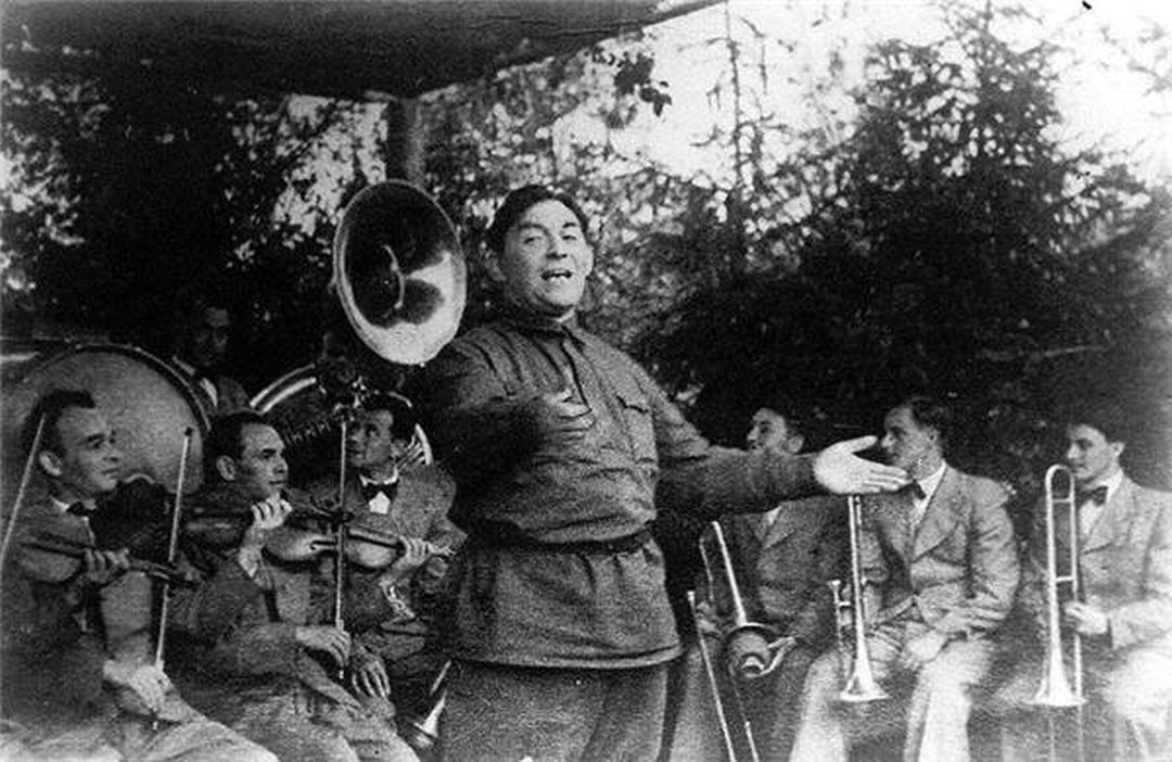 Леонид Утесов и его оркестр на Волховском фронте. 1942 год