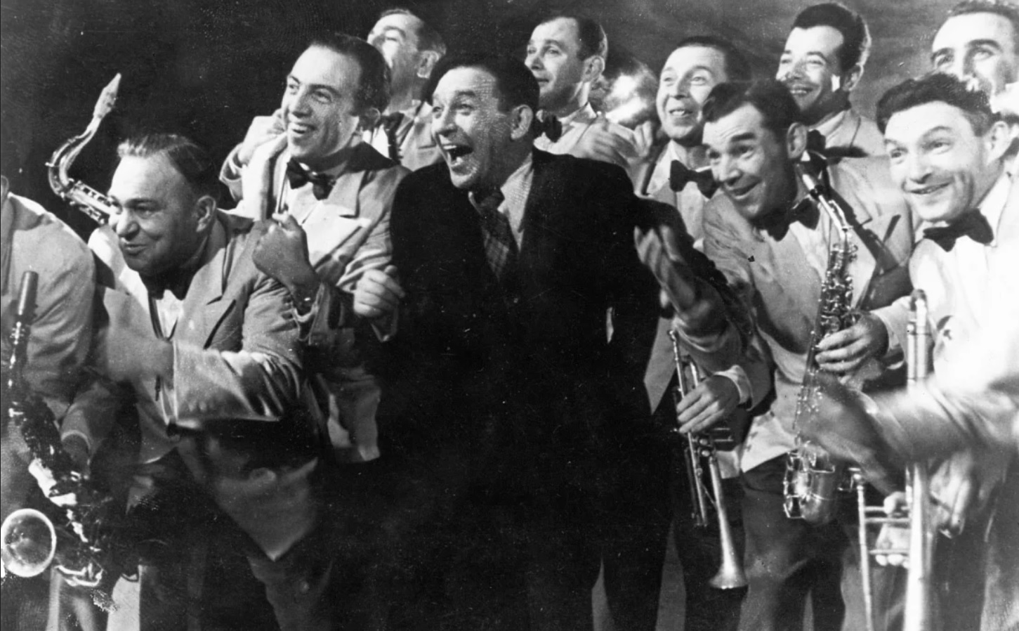 Леонид Утёсов и участники Государственного джаз оркестра РСФСР. Кадр из фильма Концерт фронту 1942
