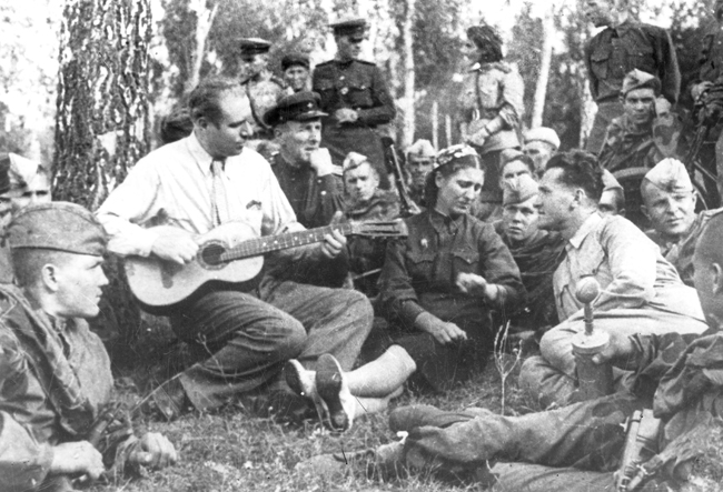 Солист оперы Иван Козловский на фронте 1942 гjpg