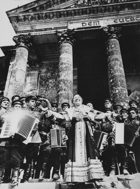 10 Лидия Русланова исполняет Катюшу на фоне Рейхстага. Май 1945