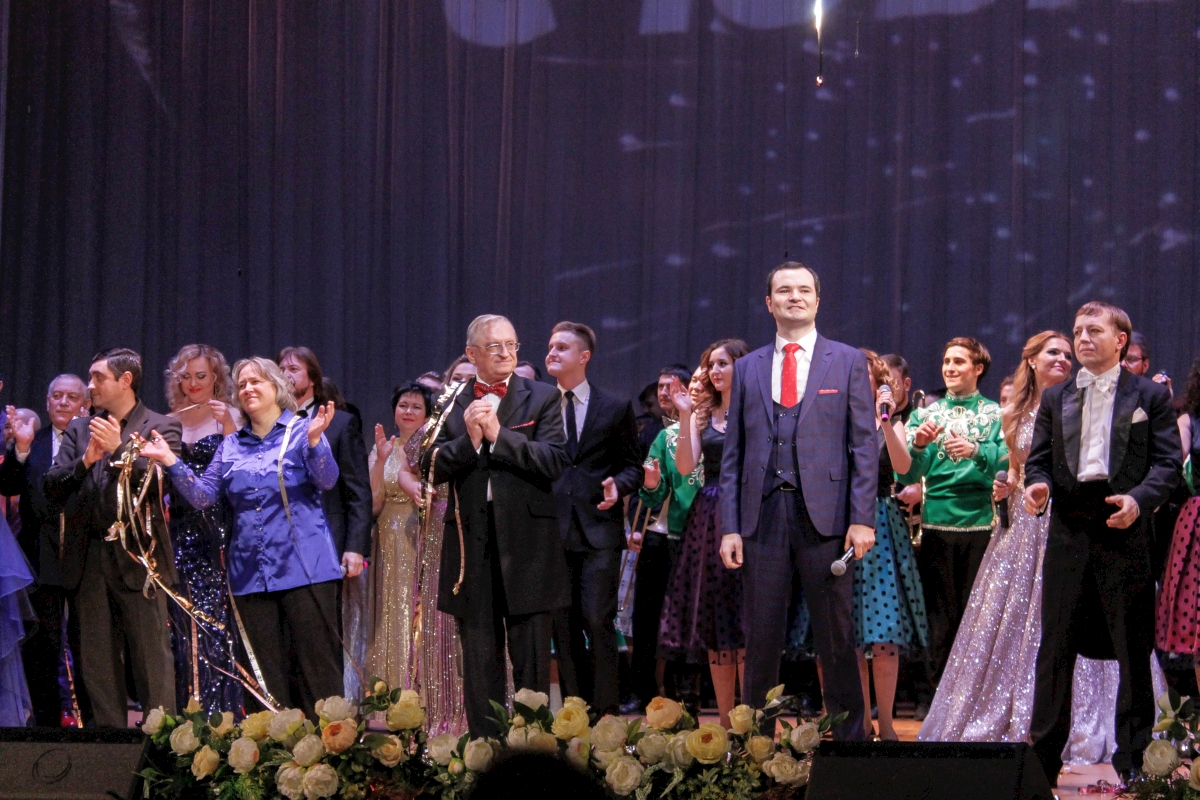 Юбилейный концерт эдуарда артёмьева в большом зале филармонии. Концерт в филармонии. Юбилейный концерт филармонии. Артисты донецкой филармонии и театра донбасс опера. Большой зал филармонии пермь.